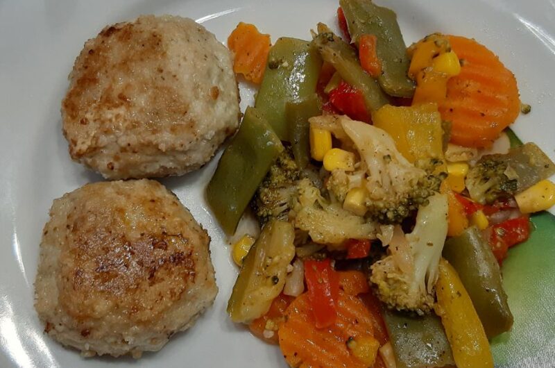 Рыбные котлетки с овощами