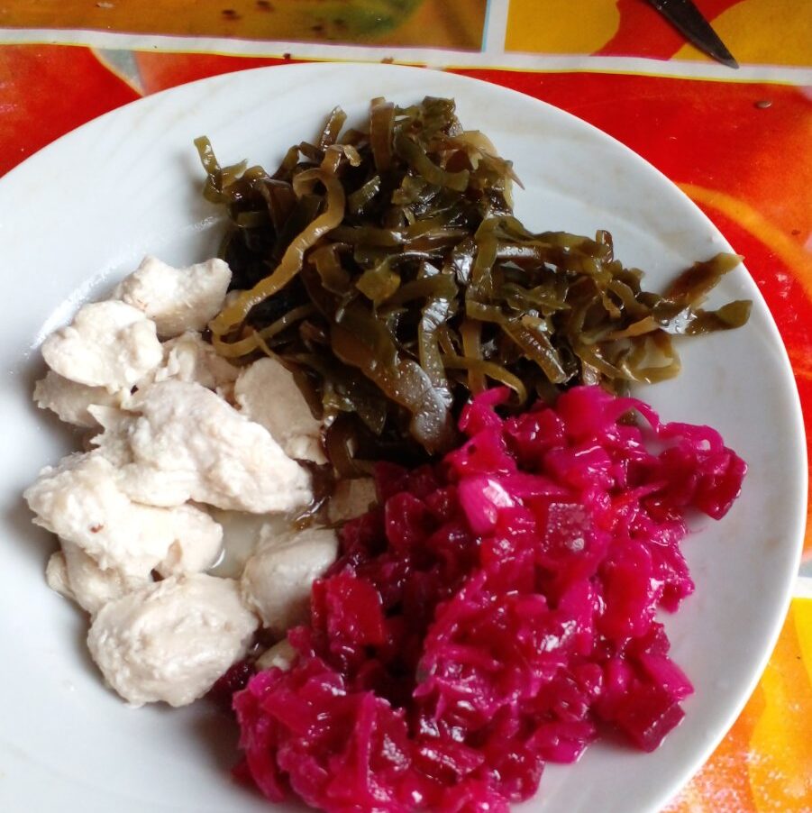 Винегрет с курицей и морской капустой