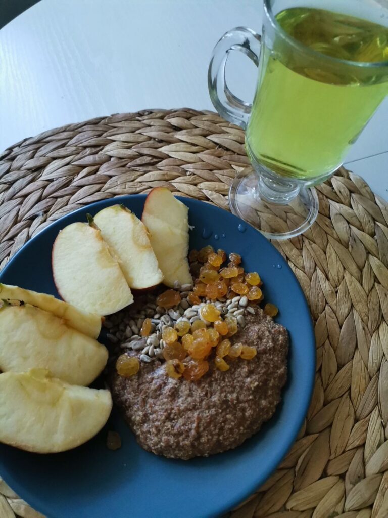 Льняная каша с орехами и ягодами