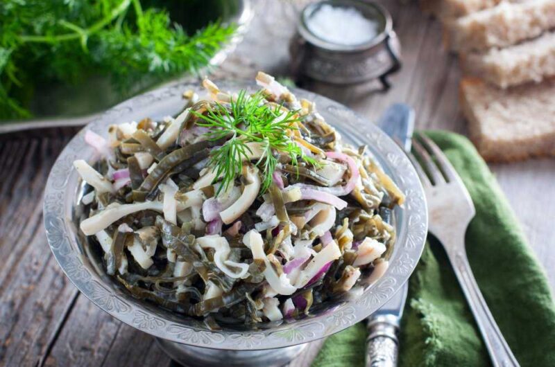 Салат с кальмаром и морской капустой