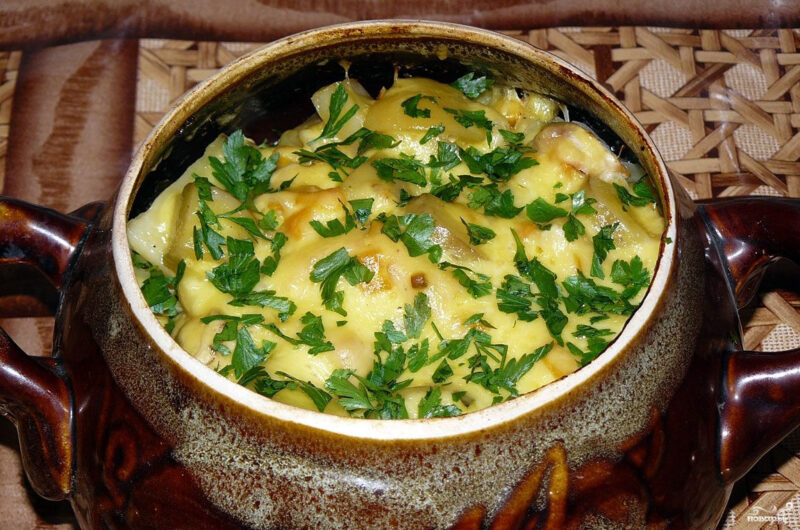 Курица с овощами в горшочке
