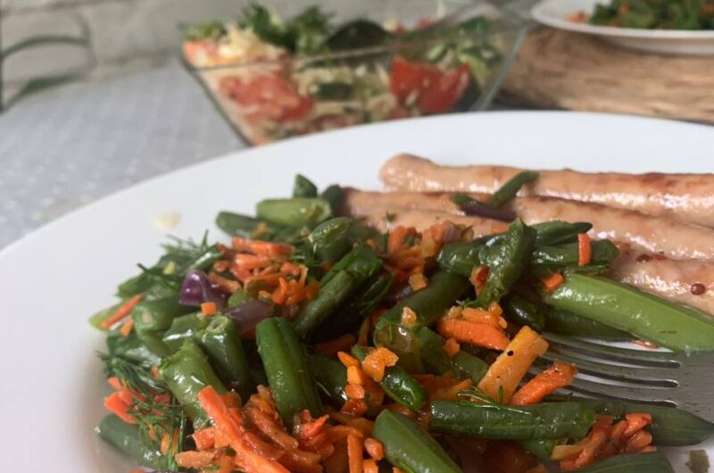 Спаржевая фасоль с чесноком и морковью
